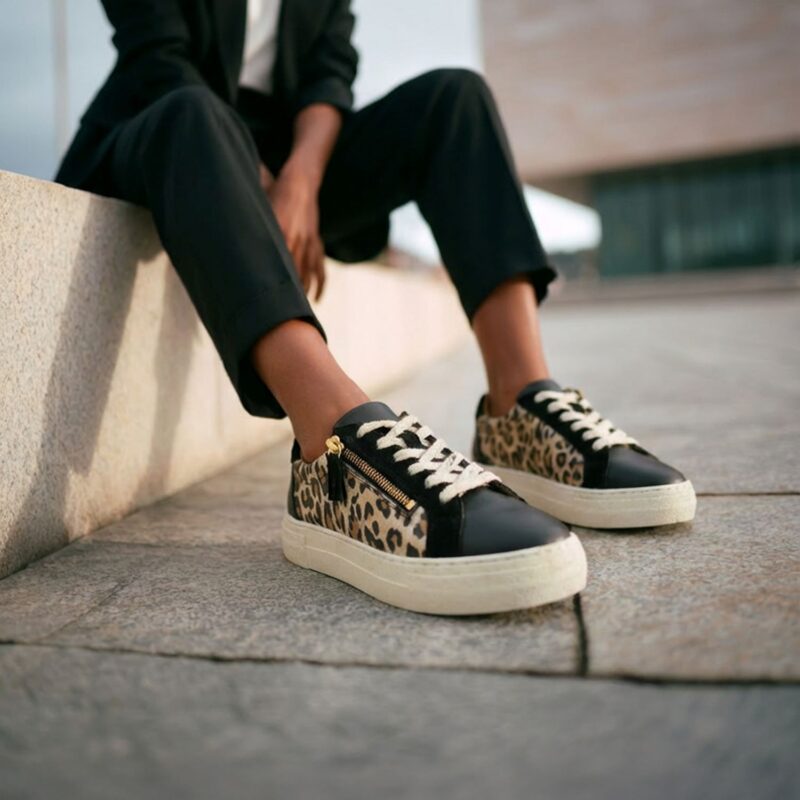 Sneakers léopard femme DOLORES en cuir noir avec empiecement léopard de la collection REBELLES