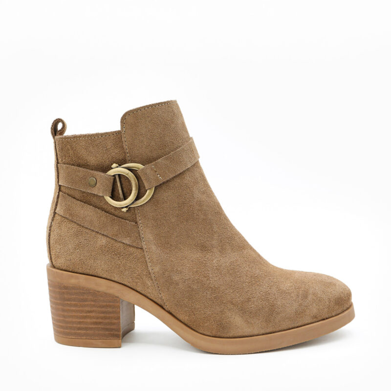 LEXIE, des bottines daim beige en cuir LWG de la collection REBELLES chez ARIMA