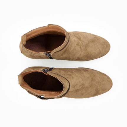 LEXIE, des bottines daim beige en cuir LWG de la collection REBELLES chez ARIMA, vue de dessus