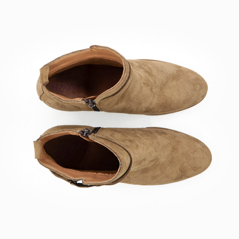 LEXIE, des bottines daim beige en cuir LWG de la collection REBELLES chez ARIMA, vue de dessus