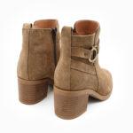 LEXIE, des bottines daim beige en cuir LWG de la collection REBELLES chez ARIMA, vue de trois quarts arrière