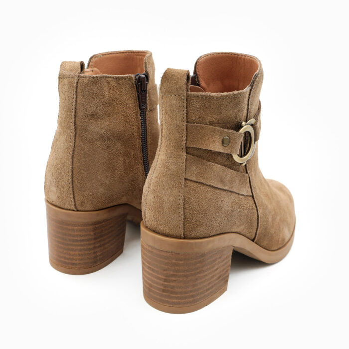 LEXIE, des bottines daim beige en cuir LWG de la collection REBELLES chez ARIMA, vue de trois quarts arrière