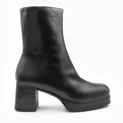 LIMPICA, des bottines à plateformes en cuir de couleur noir de la collection REBELLES chez ARIMA, vue de profil