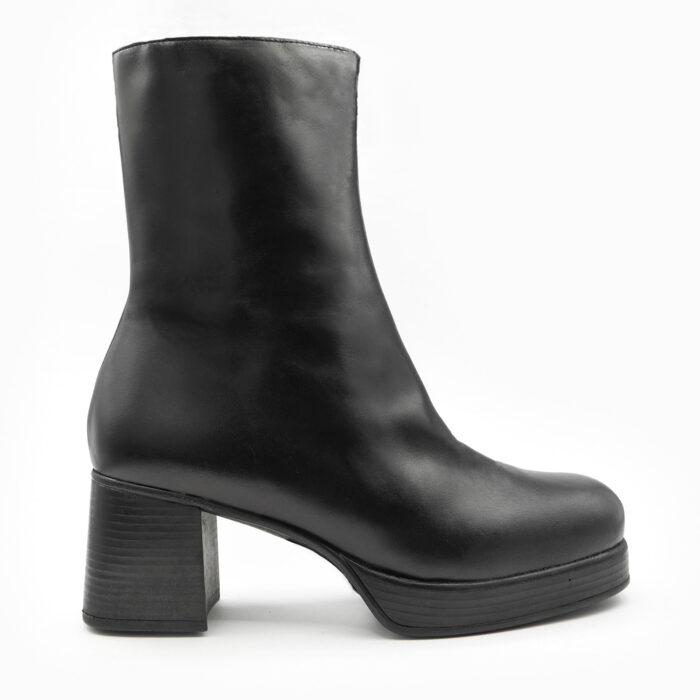 LIMPICA, des bottines à plateformes en cuir de couleur noir de la collection REBELLES chez ARIMA, vue de profil