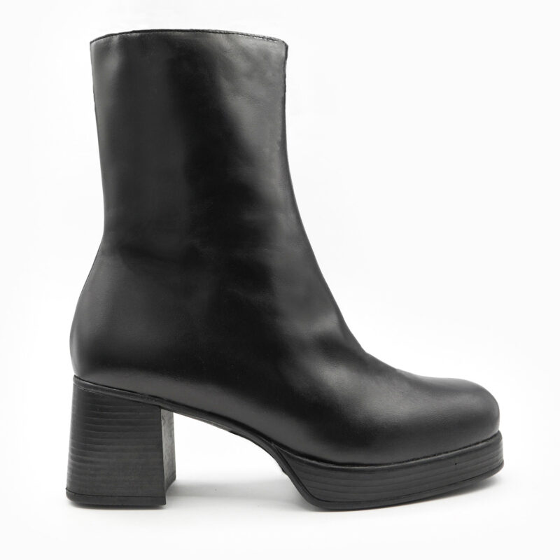 LIMPICA, des bottines à plateformes en cuir de couleur noir de la collection REBELLES chez ARIMA, vue de profil