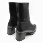 LIMPICA, des bottines à plateformes en cuir de couleur noir de la collection REBELLES chez ARIMA, vue de trois quarts arrière