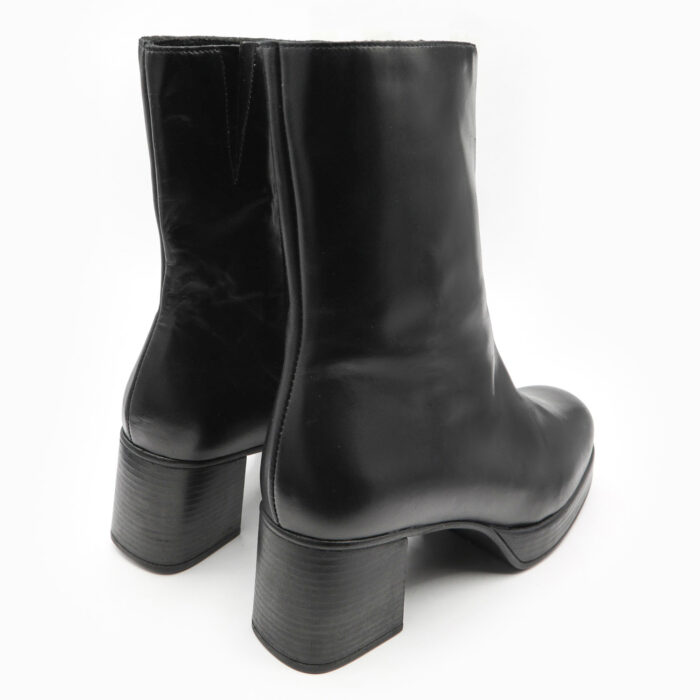 LIMPICA, des bottines à plateformes en cuir de couleur noir de la collection REBELLES chez ARIMA, vue de trois quarts arrière