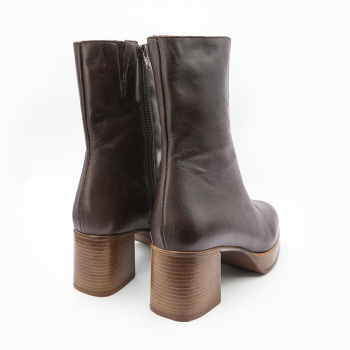 LIMPICA, des bottines plateforme femme en cuir marron de la collection REBELLES chez ARIMA, vue de trois quarts arrière