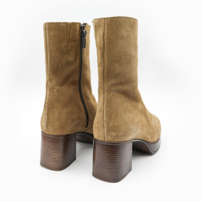 LIMPICA, des bottines daim femme beige de la collection REBELLES chez ARIMA, vue de trois quarts arrière