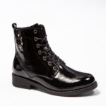 Lou, des boots vernis noir de la collection Rebelles chez ARIMA, vue de trois quarts avant