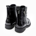 Lou, des boots vernis noir de la collection Rebelles chez ARIMA, vue de trois quarts arrière