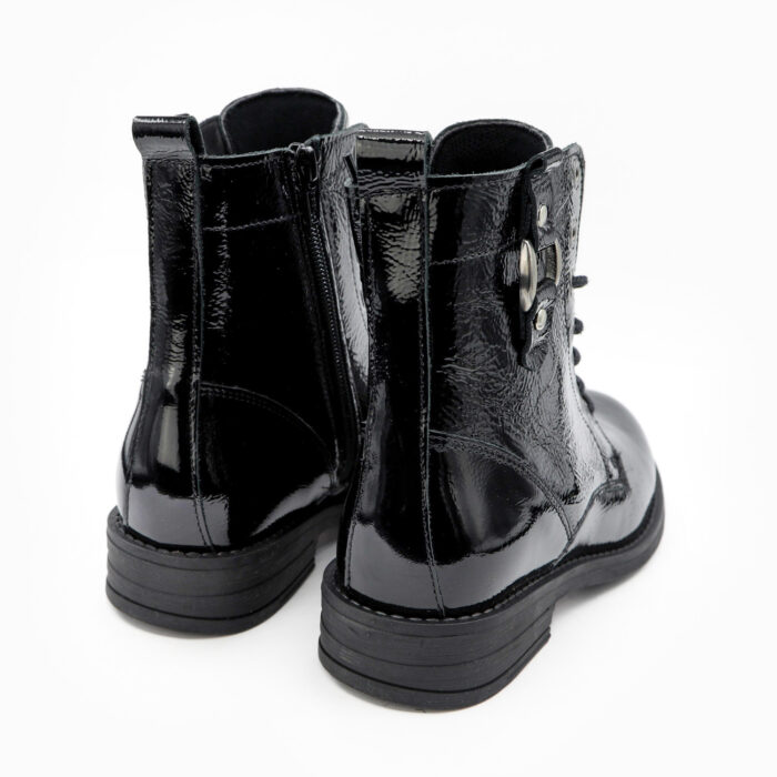 Lou, des boots vernis noir de la collection Rebelles chez ARIMA, vue de trois quarts arrière