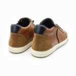 RODEO, des Sneakers montantes homme en cuir couleur cognac, vue de 3/4 arrière, de la collection ARID