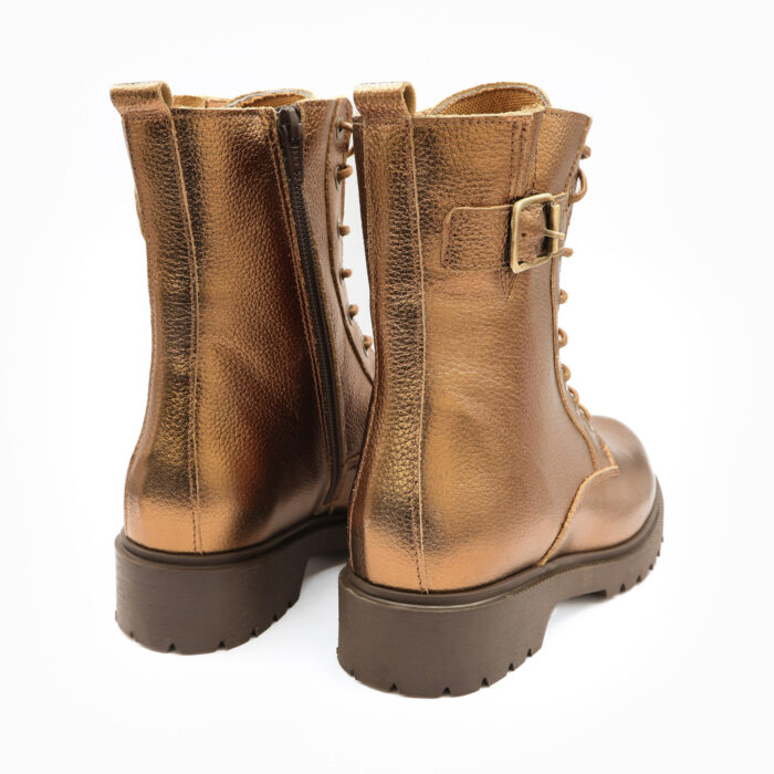 SAMUELLE, une bottine dorée en cuir de la collection REBELLES chez ARIMA, vue de trois quarts arriere
