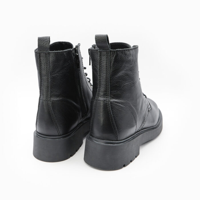 SUZON, des bottines à lacets femmes en cuir noir de la collection REBELLES chez ARIMA, vue de trois quarts arrière