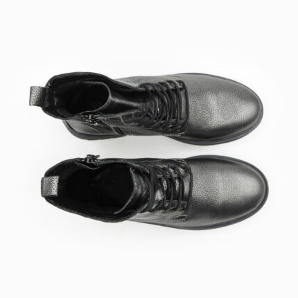 SUZON, des bottines métallisées en cuir de couleur plomb de la collection REBELLES chez ARIMA, vue de dessus