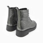 SUZON, des bottines métallisées en cuir de couleur plomb de la collection REBELLES chez ARIMA, vue de trois quarts arrière
