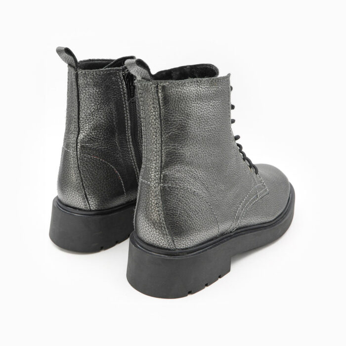 SUZON, des bottines métallisées en cuir de couleur plomb de la collection REBELLES chez ARIMA, vue de trois quarts arrière
