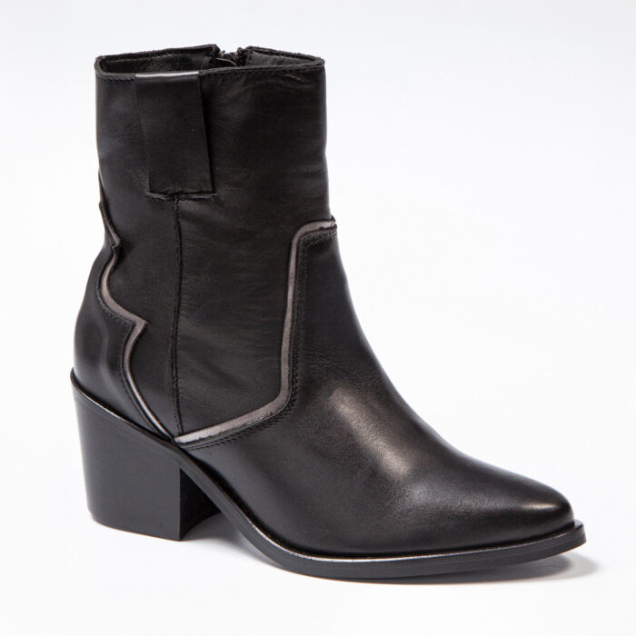 Santiag pour femme en cuir noir de la collection REBELLES chez ARIMA, vue de trois quarts avant