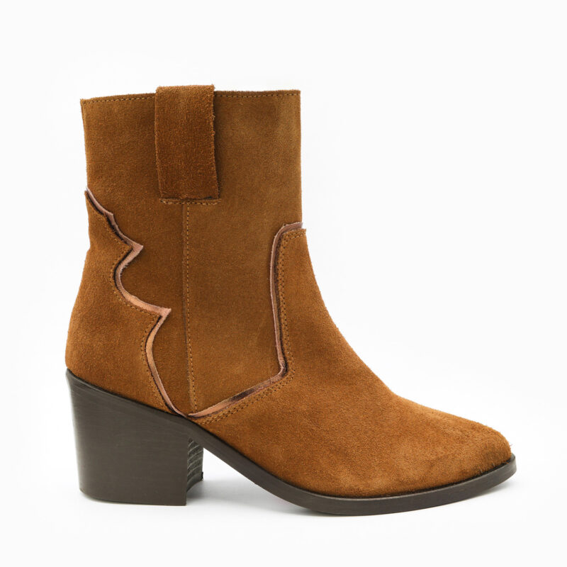 Bottines style santiag femme en cuir velours cognac de la collection REBELLES chez ARIMA
