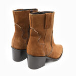 Bottines style santiag femme en cuir velours cognac de la collection REBELLES chez ARIMA, vue de trois quarts arrière