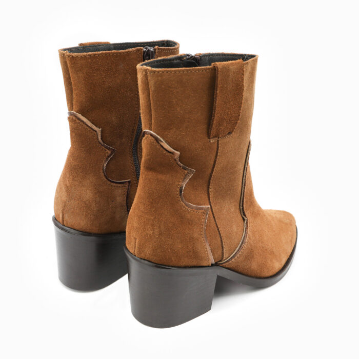 Bottines style santiag femme en cuir velours cognac de la collection REBELLES chez ARIMA, vue de trois quarts arrière