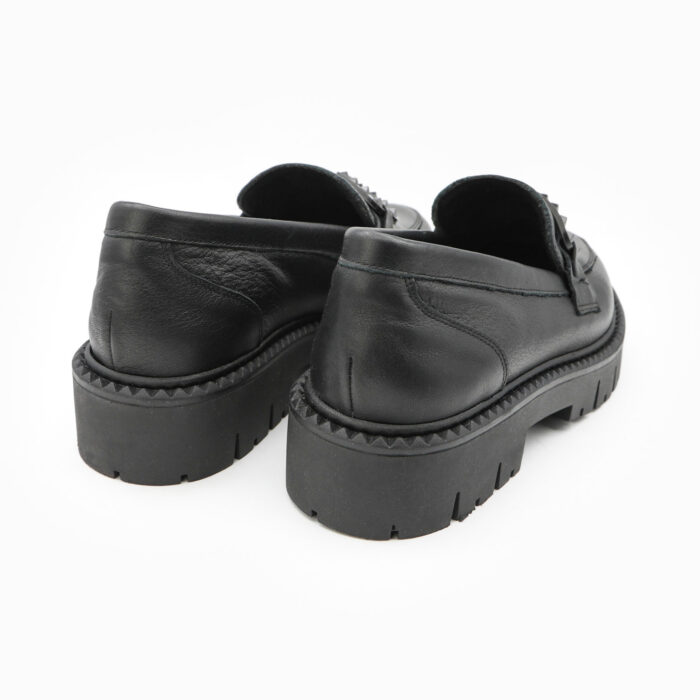 ZELIE, des mocassins femme plateforme à semelle crantée de couleur noir de la collection REBELLES de chez ARIMA, vue de trois quart arrière