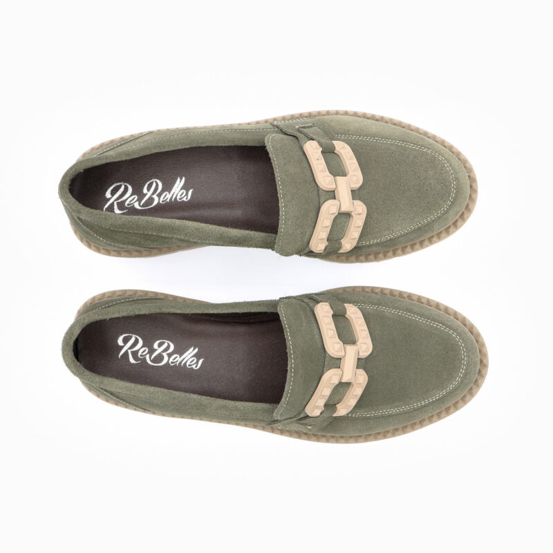 ZELIE, des mocassins plateformes à semelle crantée de couleur kaki de la collection REBELLES chez ARIMA, vue de dessus