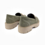ZELIE, des mocassins plateformes à semelle crantée de couleur kaki de la collection REBELLES chez ARIMA, vue de trois quarts arrière
