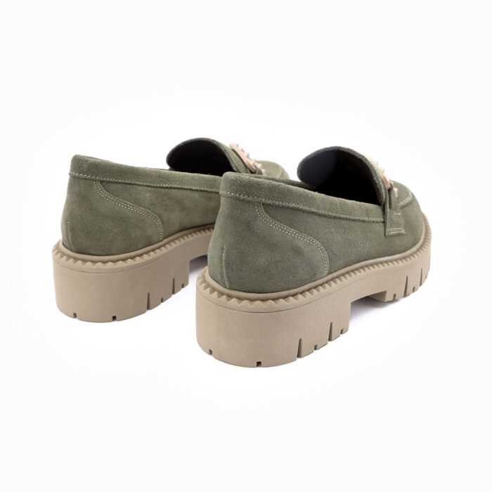ZELIE, des mocassins plateformes à semelle crantée de couleur kaki de la collection REBELLES chez ARIMA, vue de trois quarts arrière