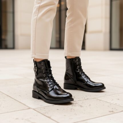 Boots vernis noir en cuir, modèle LOU, image lifestyle d'une jeune femme portant ces boots. Collection REBELLES