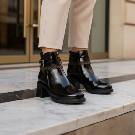 Bottines vernis noir femme modèle LOUISA. Image lifestyle d'une jeune femme portant ces bottines. Collection REBELLES