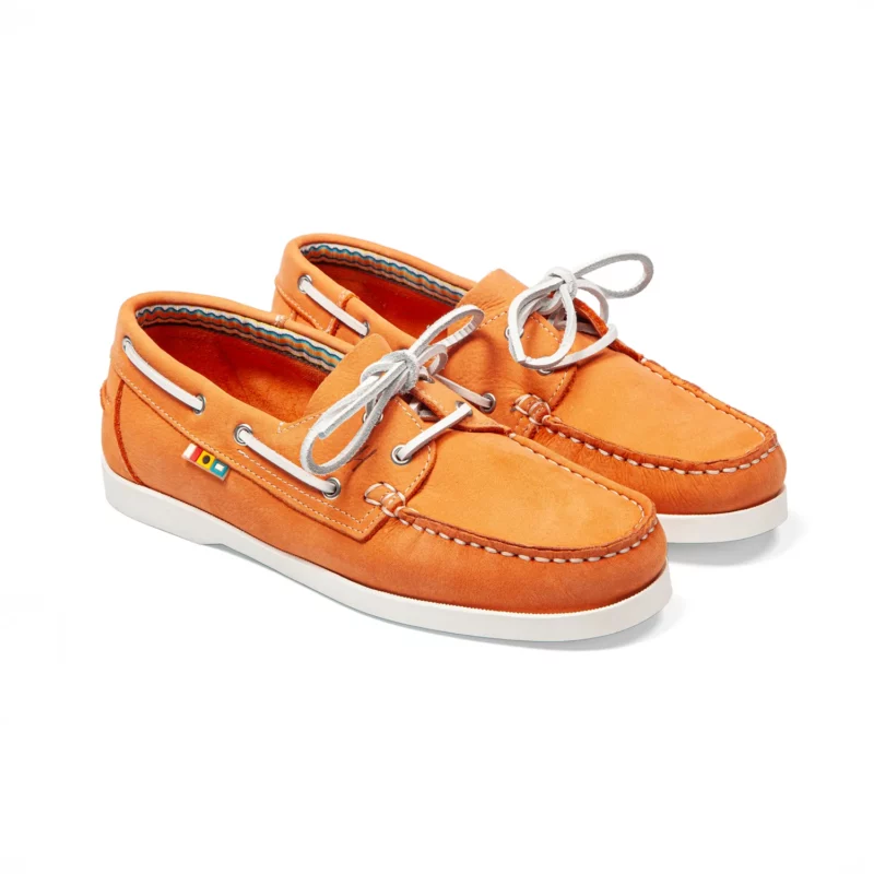 Chaussures bateau en cuir de couleur orange