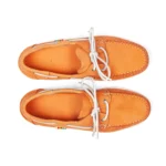 Chaussures bateau en cuir de couleur orange
