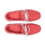 Chaussures bateau en cuir de couleur rouge