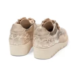 Baskets confort femme en cuir beige vue de 3-4 arrière