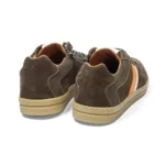 Sneakers homme tendance cuir kaki vue de 3-4 arrière