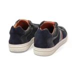 Sneakers homme tendance cuir marine vue de 3-4 arrière