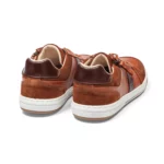 Sneakers homme en cuir couleur cognac vue de 3-4 arriere