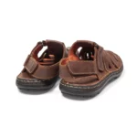 Sandales confort pour homme en cuir couleur marron vue de 3-4 arrière