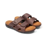 Mules à double brides confortables pour homme en cuir couleur marron. Vue de 3-4 avant