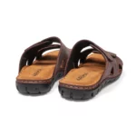 Mules à double brides confortables pour homme en cuir couleur marron. Vue de 3-4 arrière