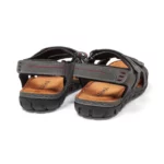 Sandales confort pour homme en cuir couleur jean et rouge. Vue de 3-4 arrière