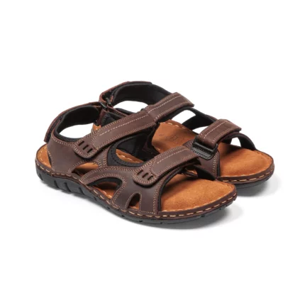 Sandales confort pour homme en cuir couleur marron. Vue de 3-4 avant
