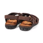 Sandales confort pour homme en cuir couleur marron. Vue de 3-4 arrière