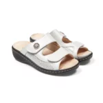 Mules à double brides pour femme en cuir couleur blanc irisé, spécial hallux valgus vue de 3-4 avant