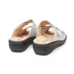 Mules à double brides pour femme en cuir couleur blanc irisé, spécial hallux valgus vue de 3-4 arrière