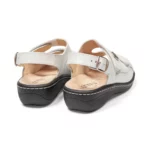 Sandales confort femme cuir couleur blanc irisé spécial hallux valgus vue de 3-4 arrière